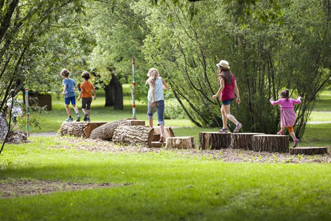 Des enfants s'amusant à l'extérieur.