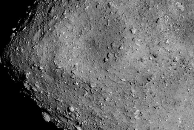 Gros plan de l’astéroïde 162173 Ryugu