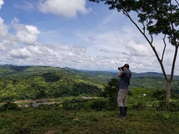 Kevin sur une ferme forestière de Norteak dans le cadre d’une étude sur les impacts restauratifs des plantations forestières commerciales. Boaco (Nicaragua), 2020.