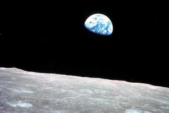 Lever de Terre vue de la Lune par l’équipage d’Apollo 8.