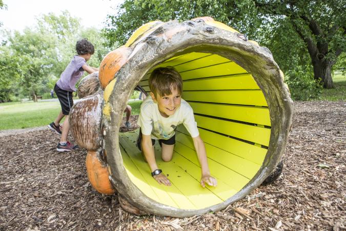 Des enfants s'amusant le long du parcours immersif "La nature pour toit".
